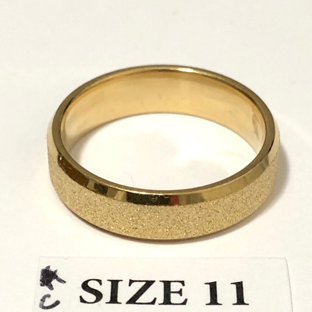 Men’s / Women’s Frosted Gold Tone Ring, Size 11